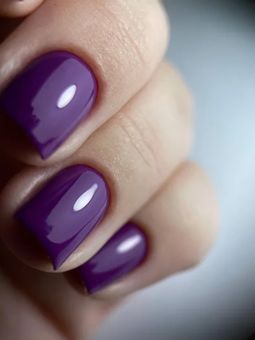 Ilgalaikis gelinis lakavimas, tamsiai violetinė spalva