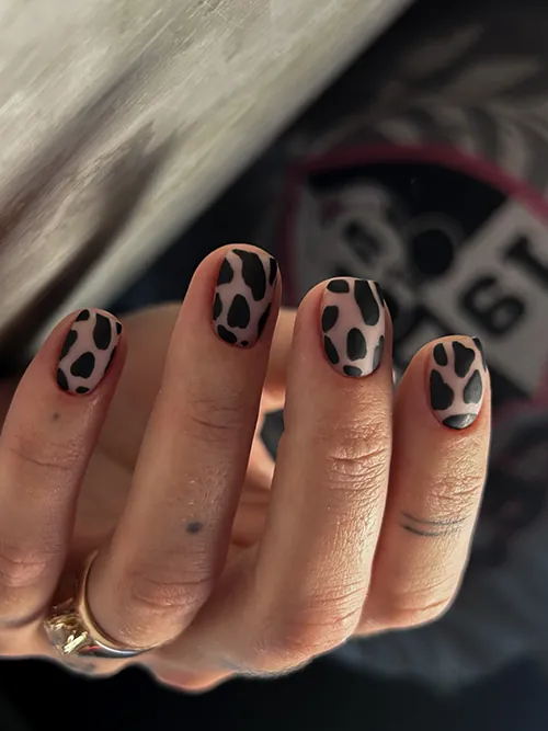 Nagų dailė, leopardo rašto dizainas ant nude pagrindo